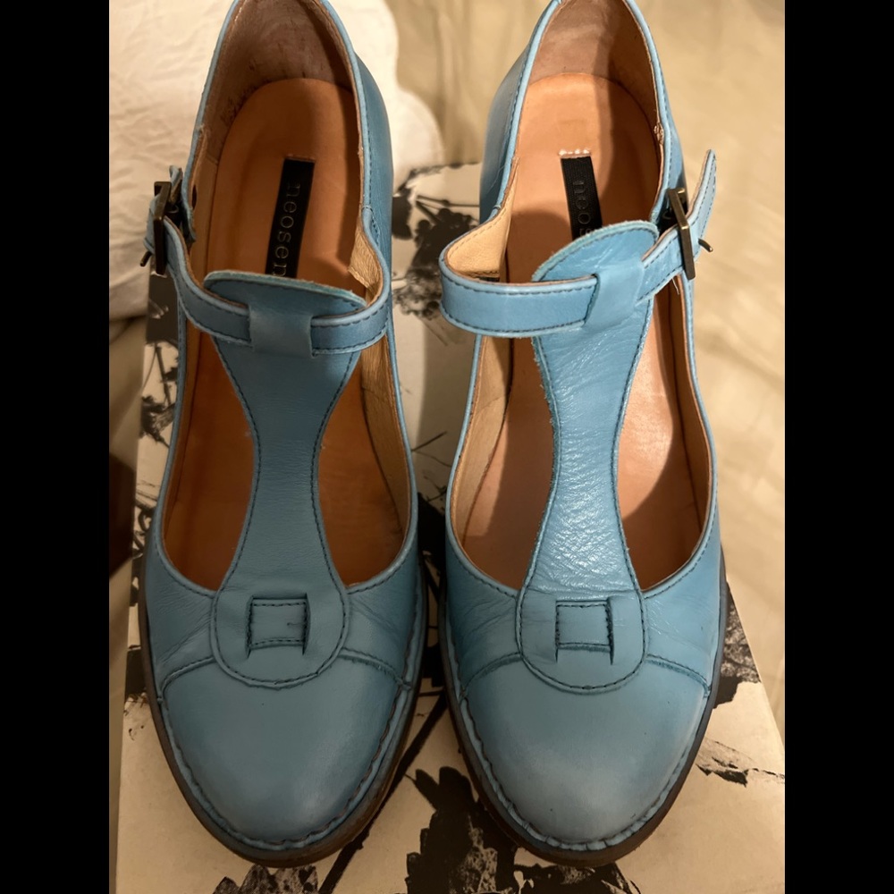 Neosense size 7M Great condition worn only a few times ice blue turquoise